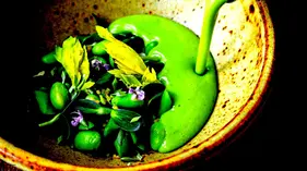 Cremige Spargelsuppe, eine glatte und geschmackvolle Mischung aus frischem Spargel und Gewürzen für ein wohltuendes Gericht.